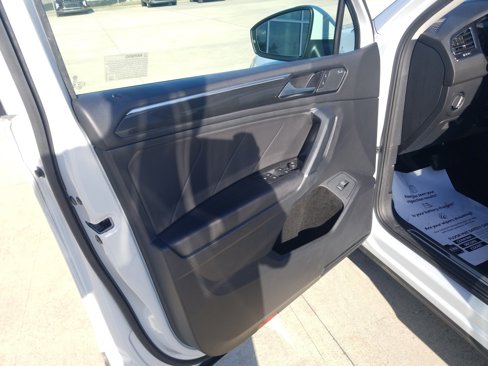 Used 2018 Volkswagen Tiguan SEL Premium image 8