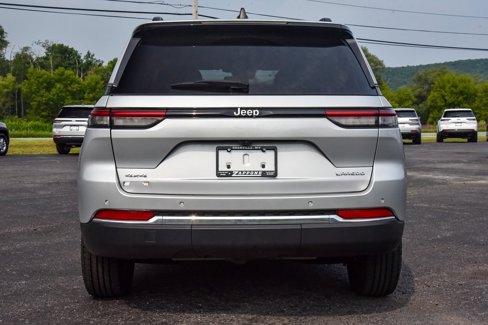 Certified 2023 Jeep Grand Cherokee Laredo w/ Luxury Tech Group I image 4