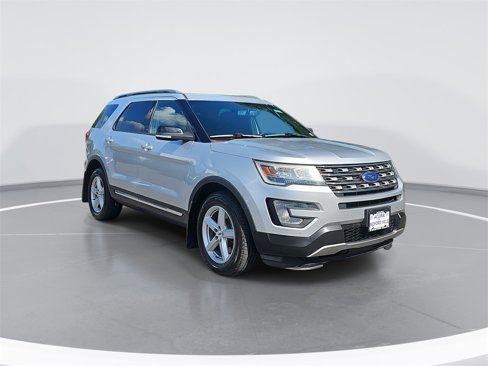 Used 2017 Ford Explorer XLT w/ Equipment Group 202A image 3