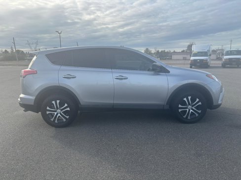 Used 2018 Toyota RAV4 LE image 4