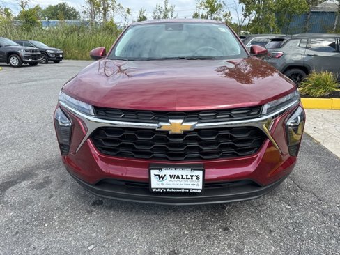 Used 2025 Chevrolet Trax LS w/ LS Convenience Package image 2