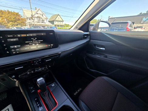 Used 2025 Nissan Kicks SR w/ SR Premium Package image 10