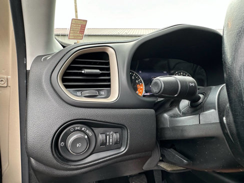 Used 2015 Jeep Renegade Limited image 18