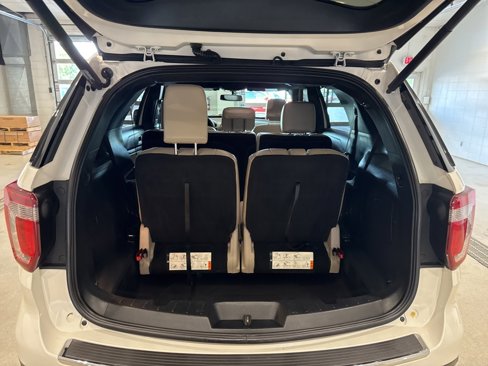 Used 2018 Ford Explorer XLT w/ Equipment Group 202A image 19