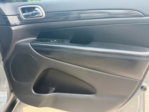 Used 2019 Jeep Grand Cherokee Laredo image 28