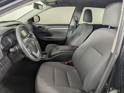 Used 2017 Toyota Highlander LE image 9