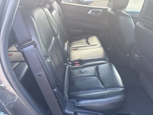 Used 2016 Nissan Pathfinder Platinum w/ Family Entertainment Package image 11
