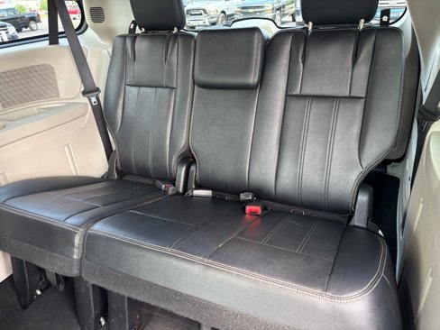 Used 2016 Chrysler Town & Country Touring image 16