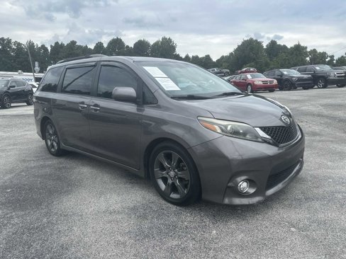 Used 2016 Toyota Sienna SE Premium image 2