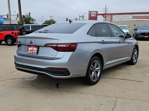 Used 2024 Volkswagen Jetta SE image 3