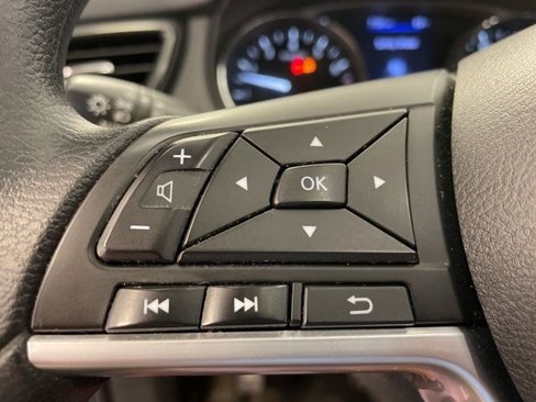 Used 2018 Nissan Rogue SV image 16