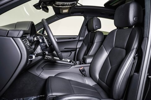 Certified 2025 Porsche Macan Turbo image 5
