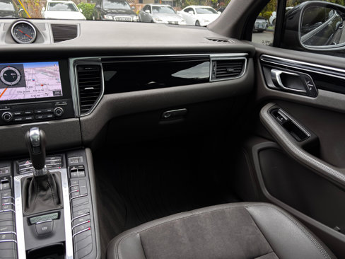 Used 2018 Porsche Macan image 16