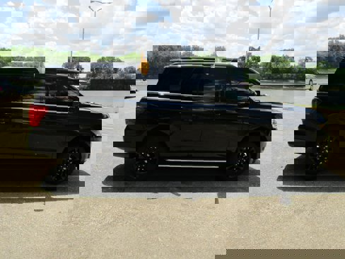 Certified 2022 Ford Expedition XLT image 5