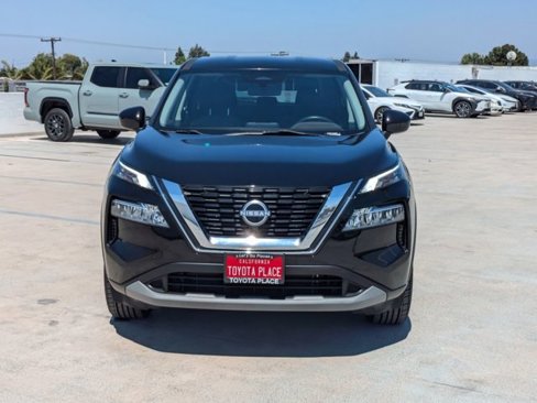 Used 2023 Nissan Rogue SV image 2
