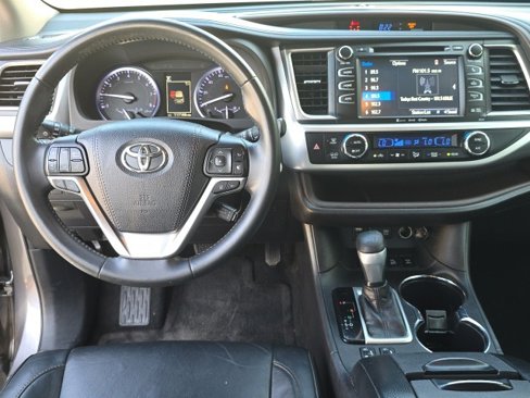 Used 2018 Toyota Highlander XLE image 19