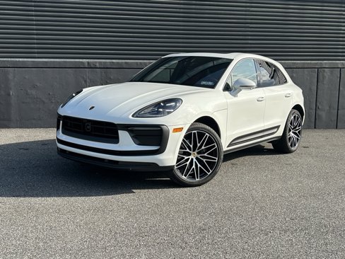 Certified 2025 Porsche Macan image 1