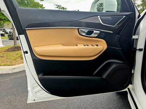 Used 2018 Volvo XC90 T6 Momentum w/ Convenience Package image 21