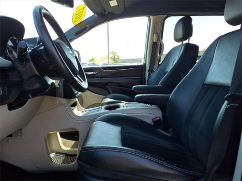 Used 2017 Dodge Grand Caravan SXT image 15