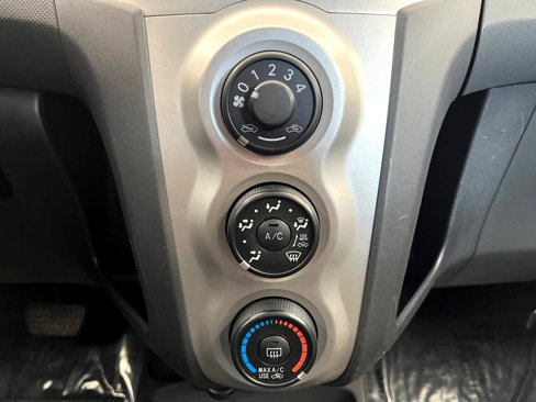 Used 2011 Toyota Yaris 4-Door Hatchback image 18