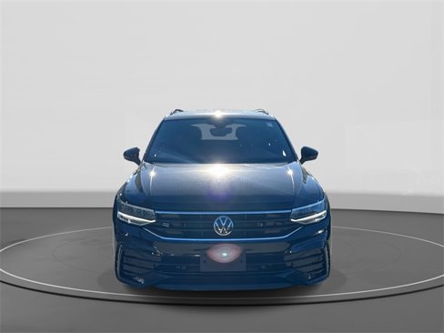 Certified 2022 Volkswagen Tiguan SE R-Line image 2