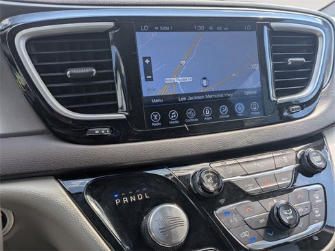 Used 2017 Chrysler Pacifica Touring-L image 17