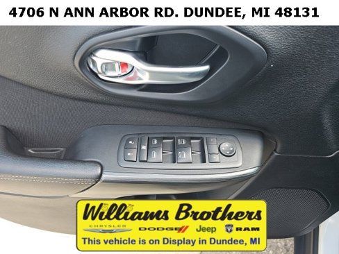 Used 2017 Jeep Cherokee Latitude w/ Cold Weather Group image 12