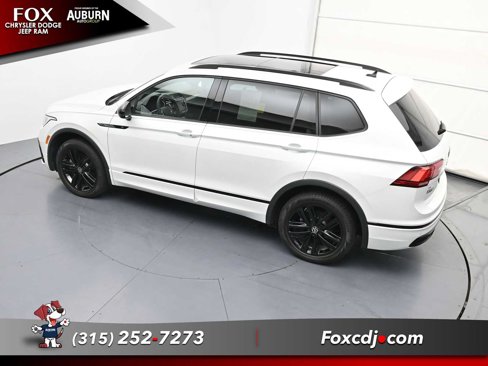 Used 2022 Volkswagen Tiguan SE R-Line image 28