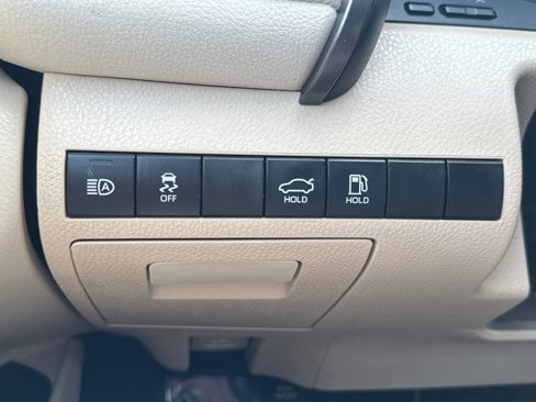 Used 2019 Toyota Camry LE image 32