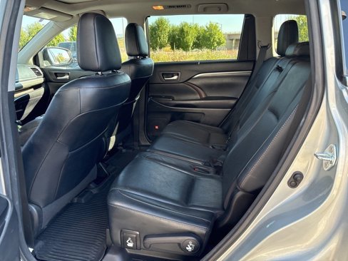 Used 2017 Toyota Highlander Limited Platinum image 11