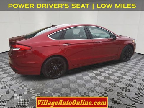 Used 2017 Ford Fusion SE w/ Fusion SE Technology Package image 4