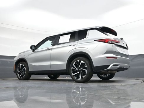 Used 2024 Mitsubishi Outlander SE image 32