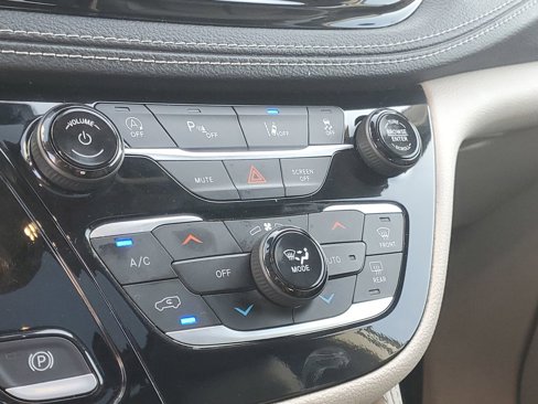 Used 2023 Chrysler Pacifica Limited image 28