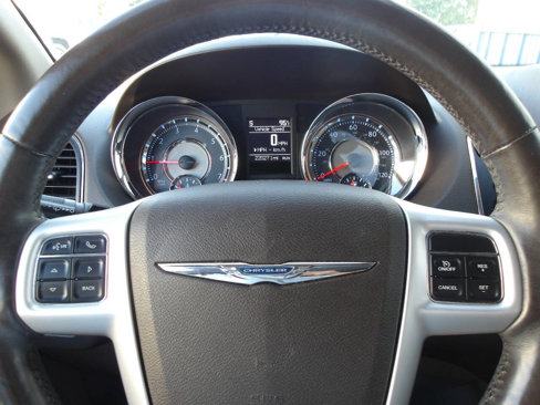 Used 2014 Chrysler Town & Country Touring w/ Driver Convenience Group image 17