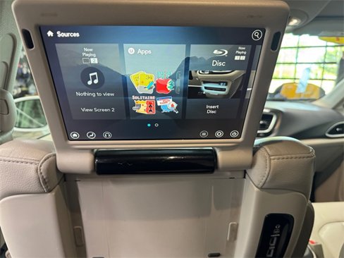 Used 2017 Chrysler Pacifica Touring-L Plus image 18
