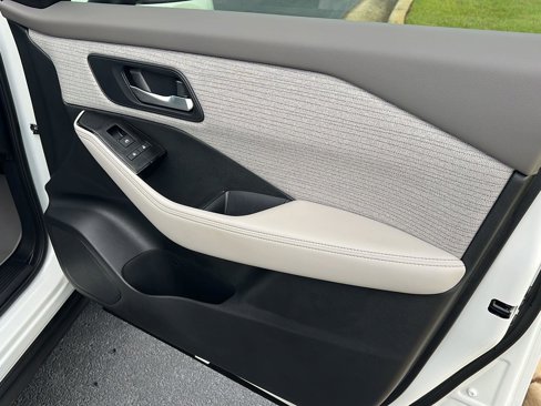 Used 2023 Nissan Rogue SV image 14