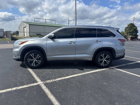 Used 2016 Toyota Highlander XLE image 2