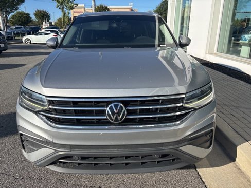 Used 2022 Volkswagen Tiguan SE w/ Panoramic Sunroof Package image 3