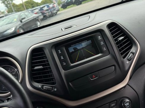 Used 2016 Jeep Cherokee Sport w/ Cold Weather Group image 4