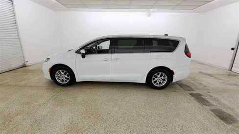 Used 2023 Chrysler Pacifica Touring-L image 5
