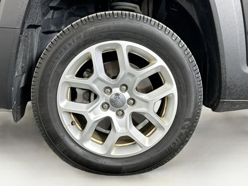Used 2018 Jeep Renegade Latitude image 11