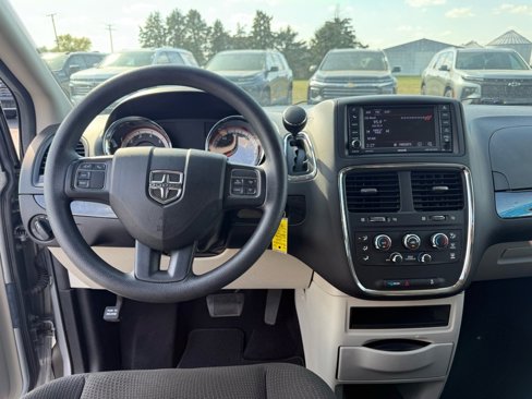 Used 2018 Dodge Grand Caravan SE w/ UConnect Hands-Free Group image 10