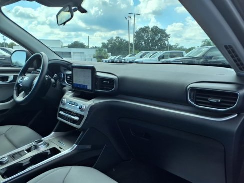 Used 2021 Ford Explorer XLT w/ XLT Sport Appearance Package image 18