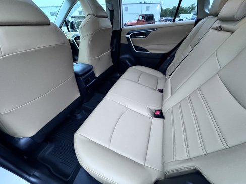 Used 2020 Toyota RAV4 XLE Premium image 12