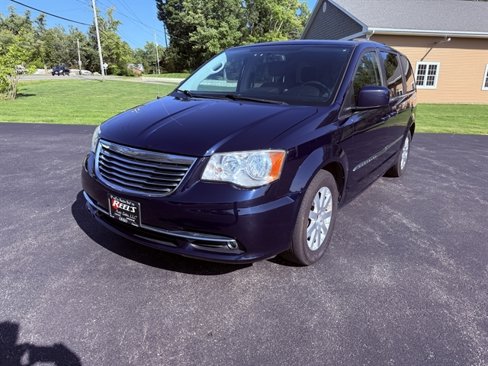 Used 2015 Chrysler Town & Country Touring image 1