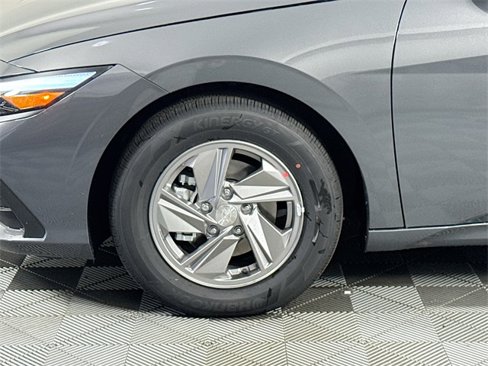 New 2025 Hyundai Elantra SE image 11