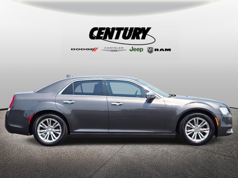 Used 2017 Chrysler 300 C image 2