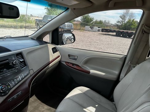 Used 2012 Toyota Sienna XLE image 34