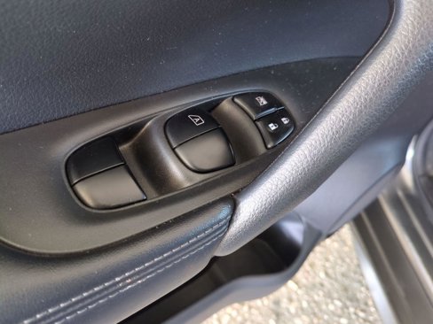 Used 2018 Nissan Rogue SV image 14