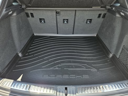Certified 2024 Porsche Macan image 42